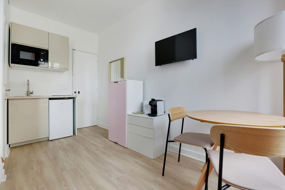 TV and multimedia, Kitchen or kitchenette, Dining area, oven, stove