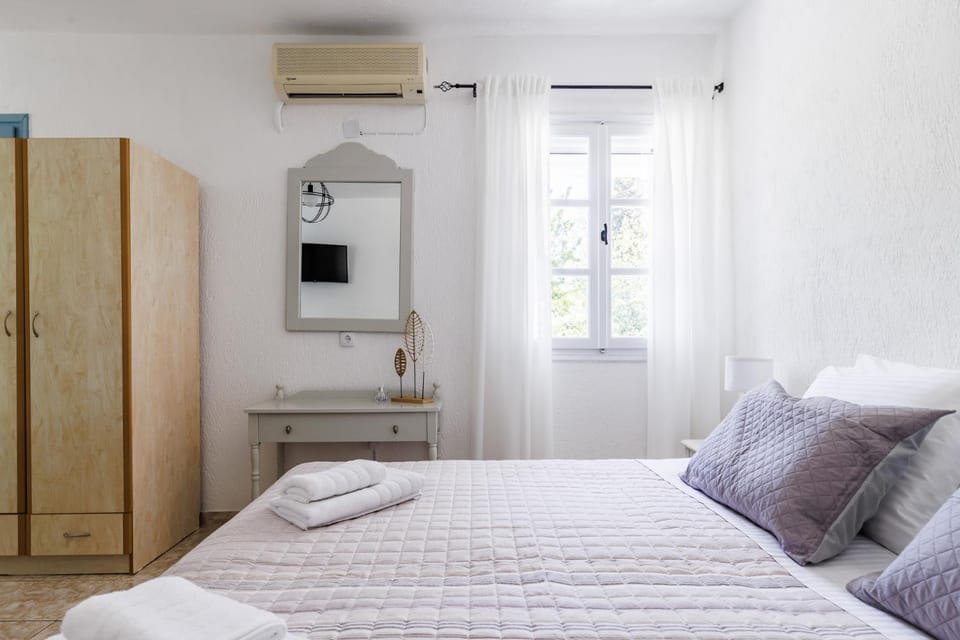 Bed, Photo of the whole room, Bedroom, wardrobe, air conditioner