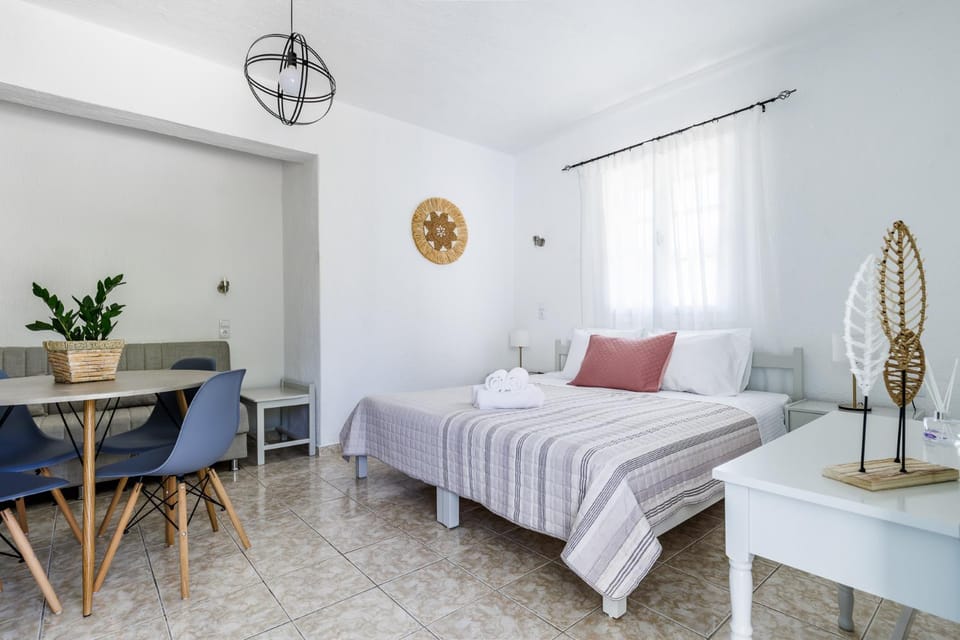 Bed, Photo of the whole room, Dining area, Bedroom