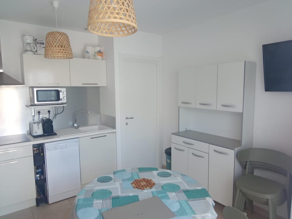 Kitchen or kitchenette, Dining area, stove