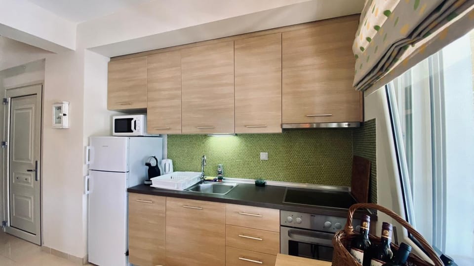 Coffee/tea facilities, Kitchen or kitchenette, oven, stove, kitchen