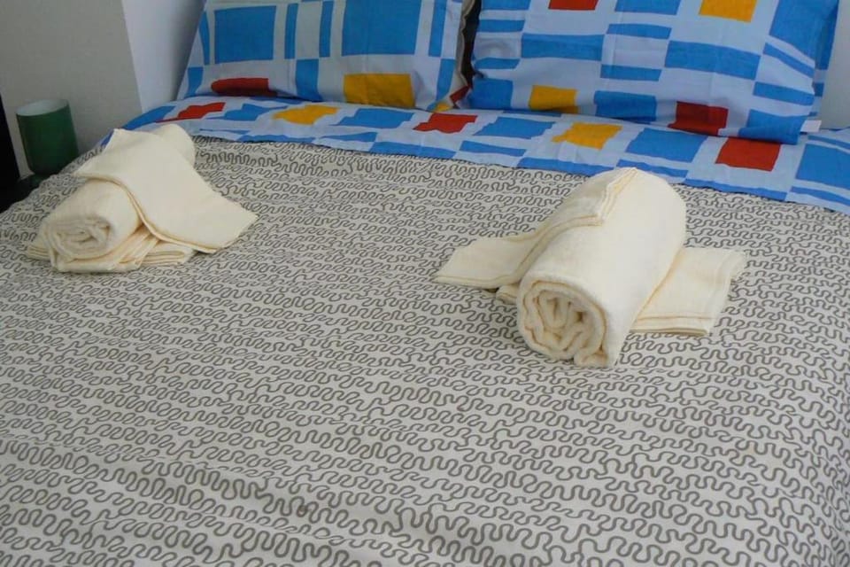 Bed, Bedroom, towels