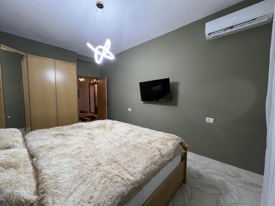 Bed, TV and multimedia, Photo of the whole room, Bedroom, wardrobe, air conditioner