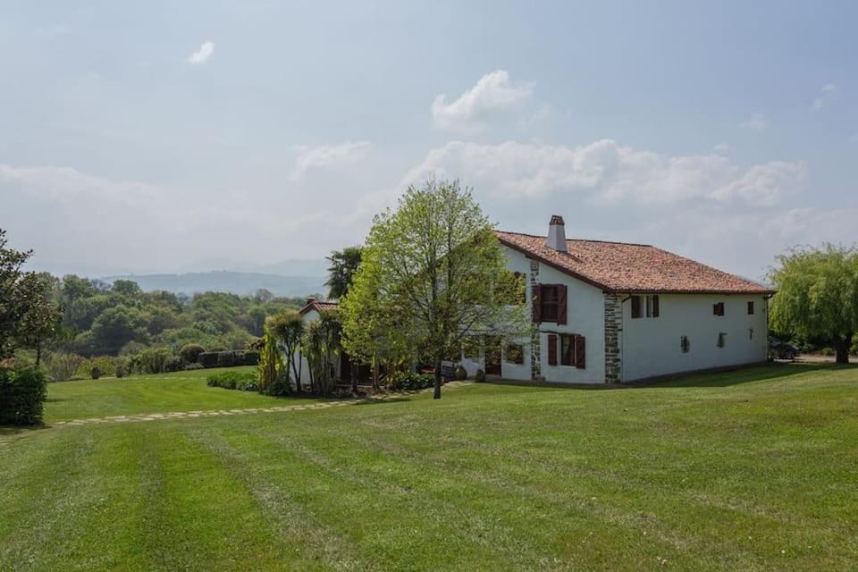 Magnifique maison basque du 18ème avec vue exceptionnelle Villa in French Basque Country