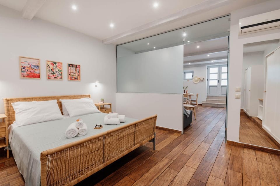 Bed, Decorative detail, Bedroom, towels