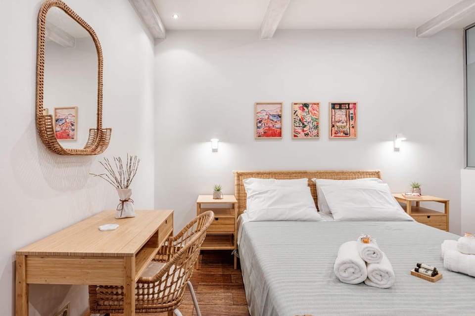 Bed, Decorative detail, Dining area, Bedroom, towels