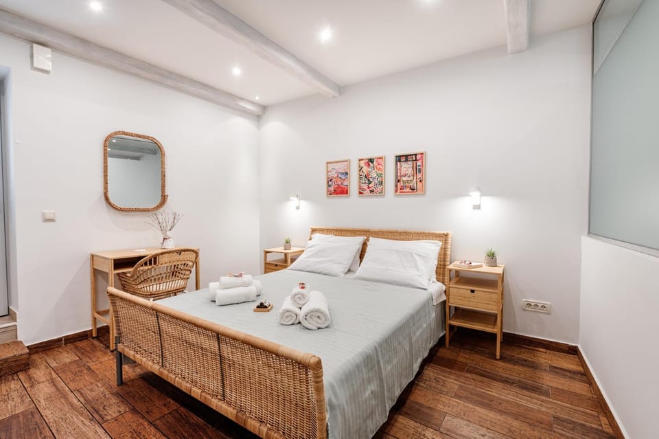 Bed, Decorative detail, Bedroom, towels
