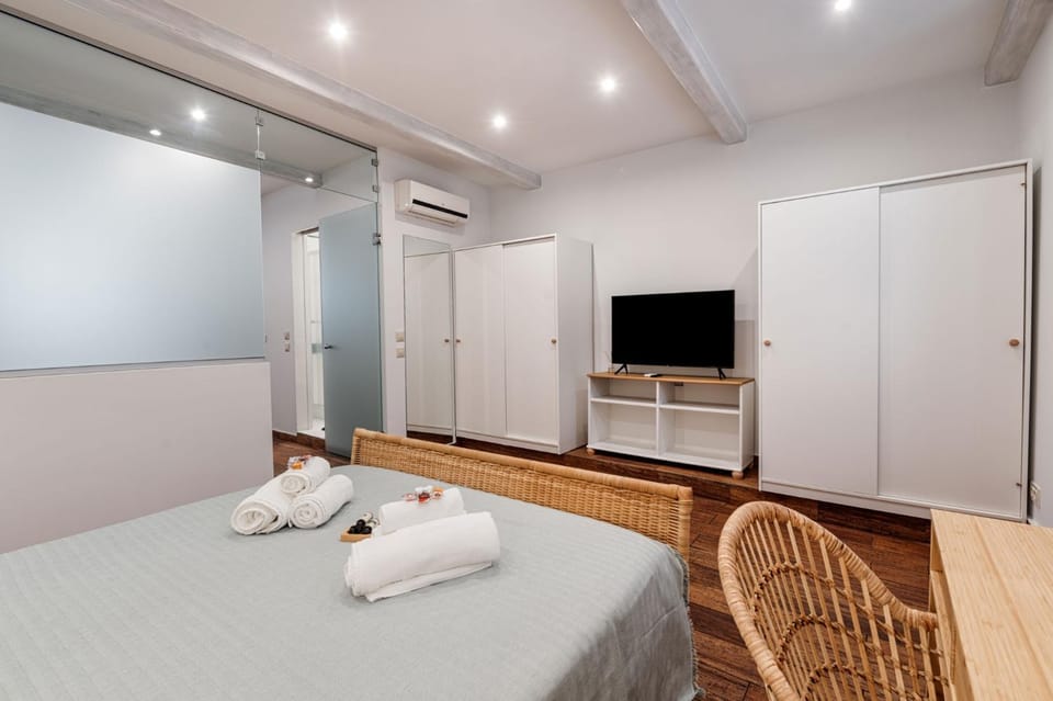 Bed, TV and multimedia, Bedroom, towels, wardrobe, air conditioner