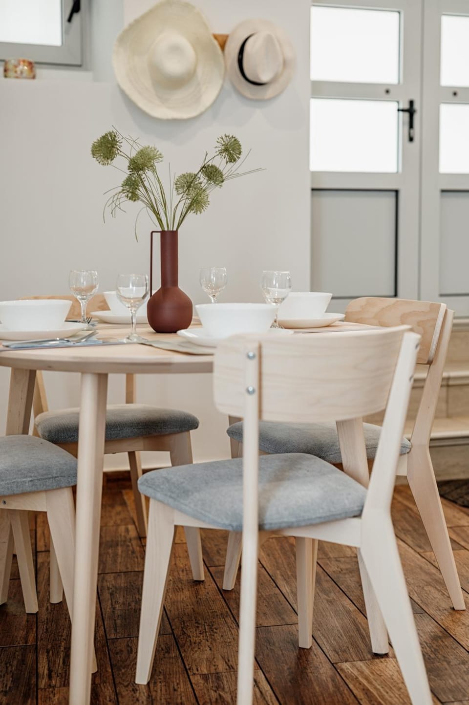 Decorative detail, Seating area, Dining area