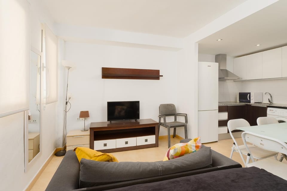 TV and multimedia, Coffee/tea facilities, Kitchen or kitchenette, Living room, Seating area, Dining area