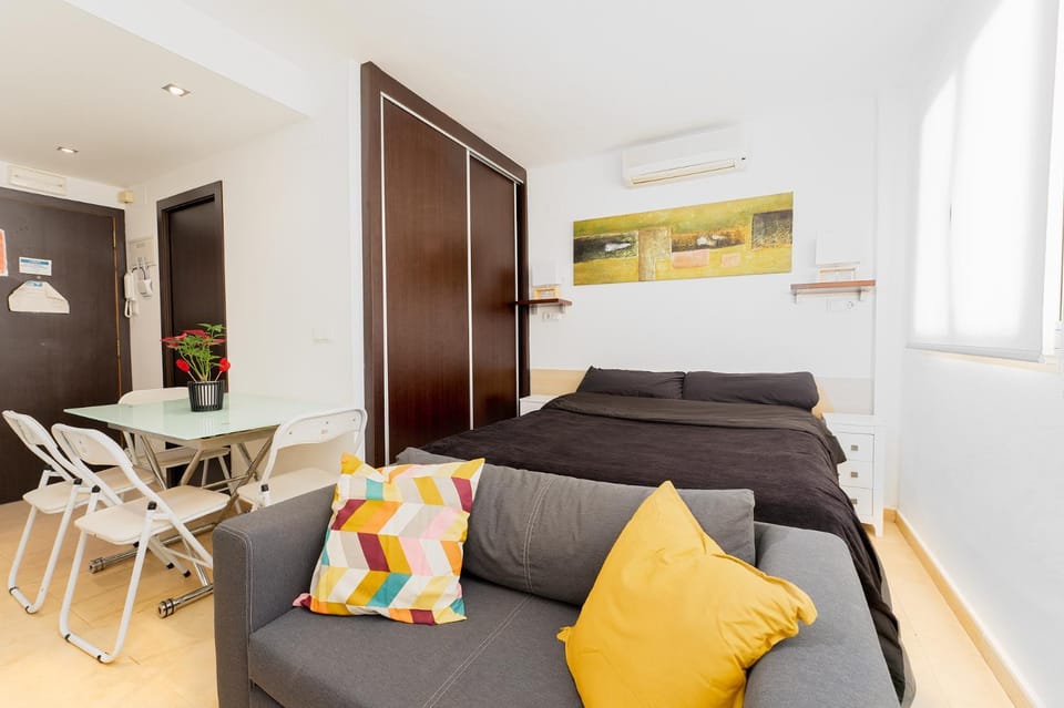 Living room, Seating area, Dining area, Bedroom, air conditioner