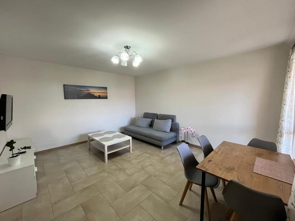 TV and multimedia, Seating area, Dining area
