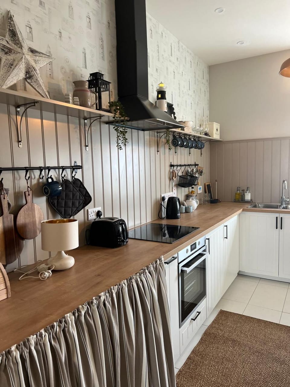 Coffee/tea facilities, Kitchen or kitchenette, dishwasher, stove, toaster