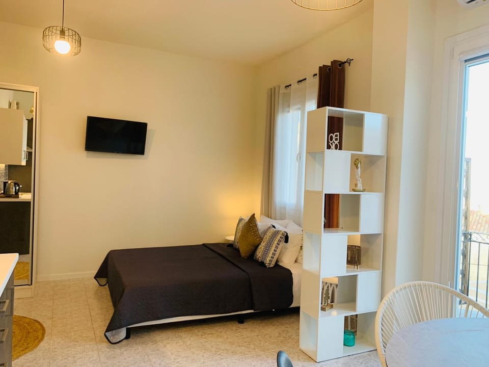 Bed, TV and multimedia, Bedroom