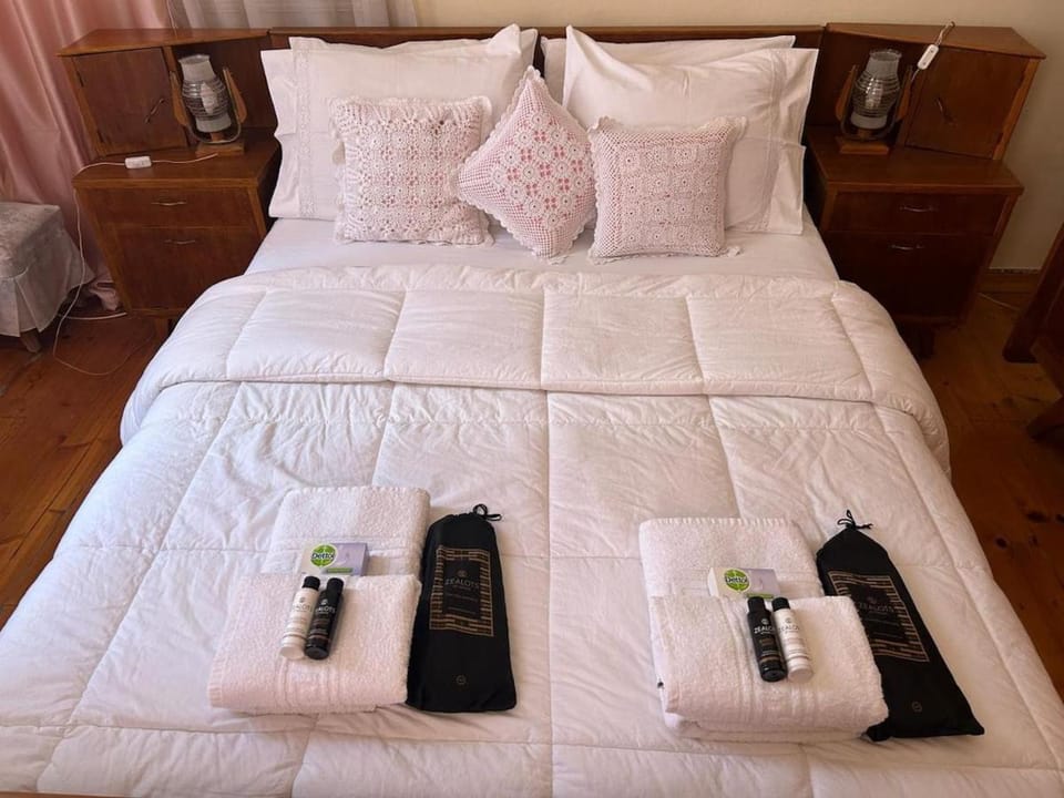 Bed, Bedroom, towels