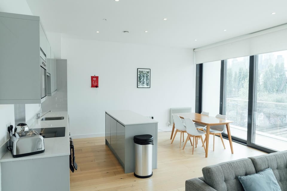 Kitchen or kitchenette, Living room, Seating area, Dining area