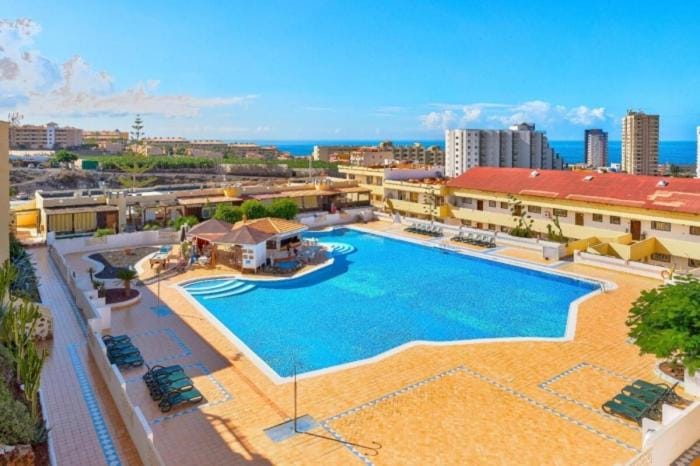 Property building, Day, Neighbourhood, Natural landscape, City view, Pool view, Swimming pool, Swimming pool, Location, sunbed