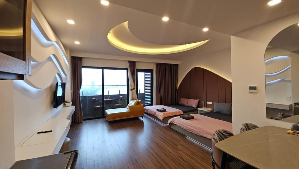 Communal lounge/ TV room, Bed, TV and multimedia, Living room, Photo of the whole room, Seating area, Evening entertainment, Bedroom