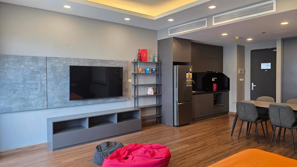 Communal lounge/ TV room, TV and multimedia, Coffee/tea facilities, Kitchen or kitchenette, Living room, Seating area, Dining area, Evening entertainment, minibar, oven