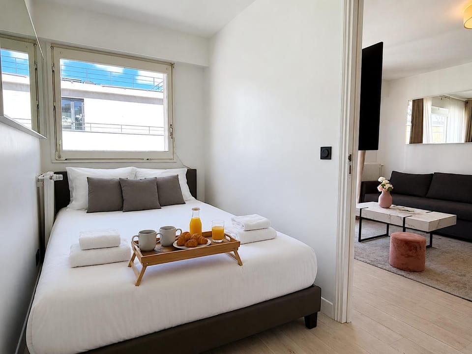 Bed, Living room, Photo of the whole room, Bedroom, towels