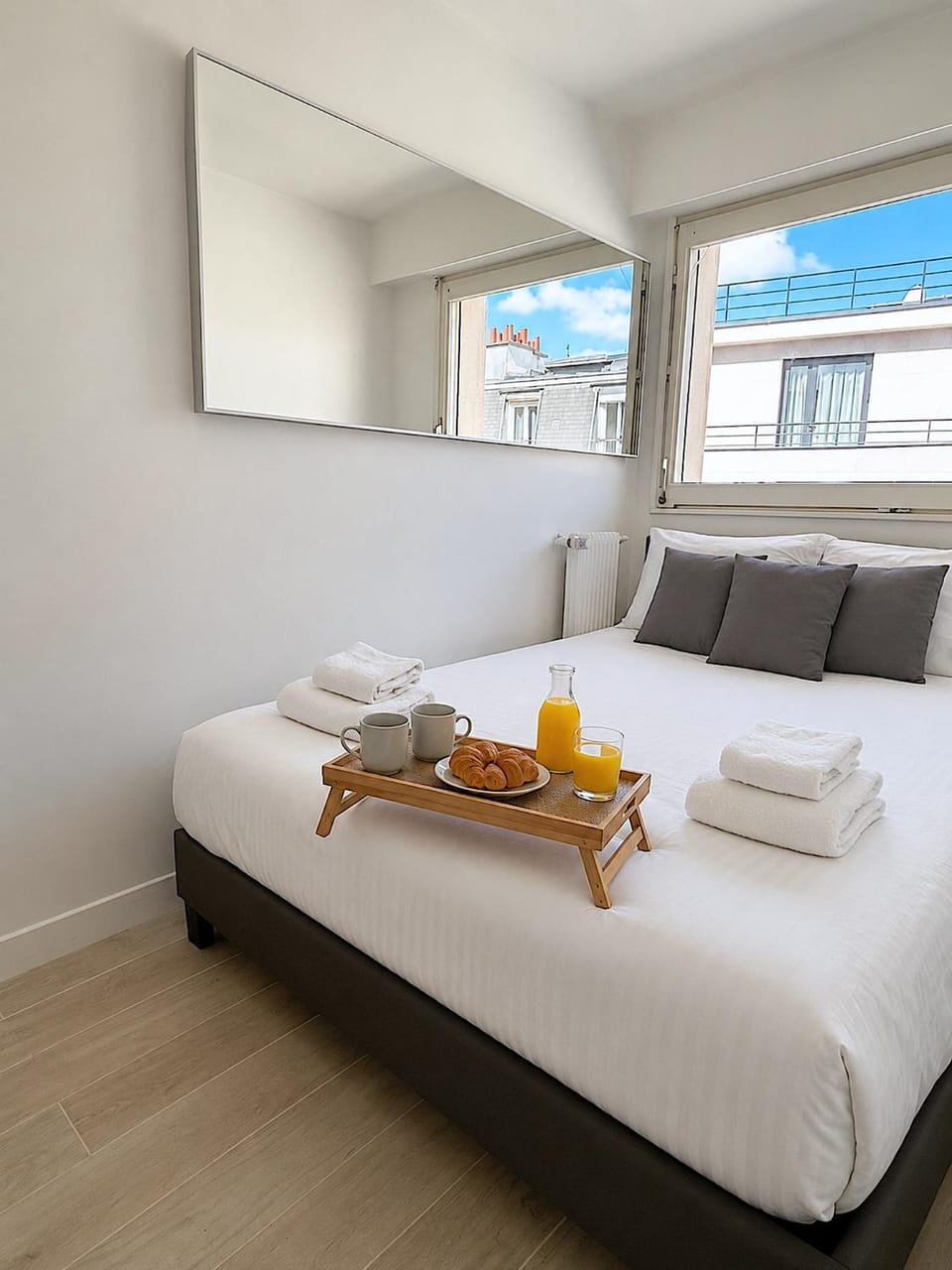 Bed, Photo of the whole room, Bedroom, towels