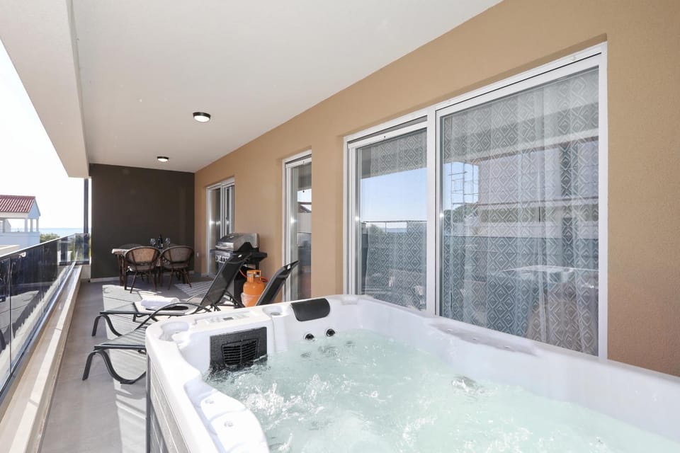 Hot Tub, Hot Tub