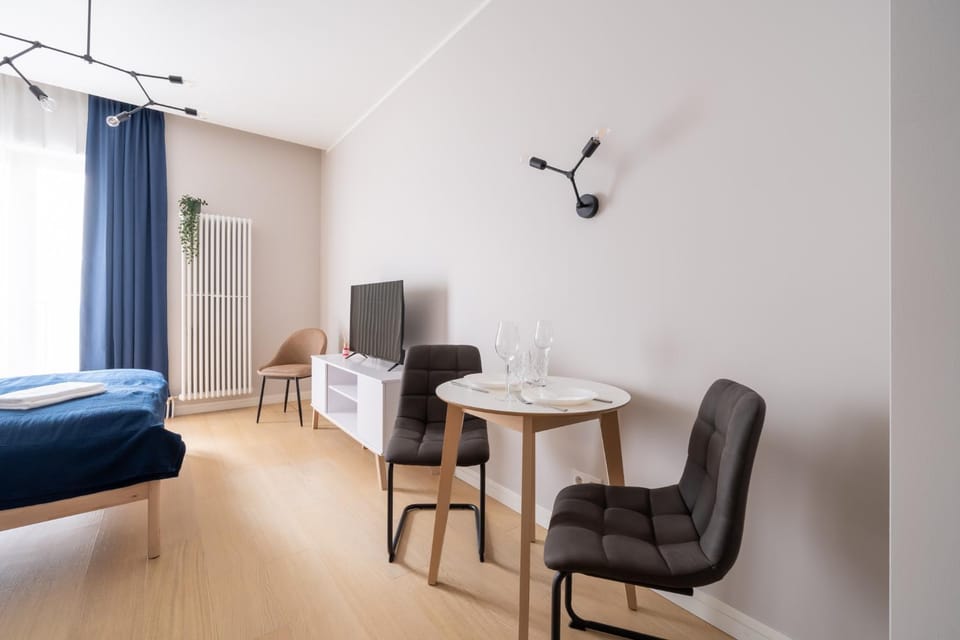 Bed, TV and multimedia, Living room, Photo of the whole room, Seating area, Dining area, Bedroom