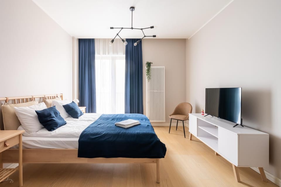 Bed, TV and multimedia, Photo of the whole room, Bedroom, towels