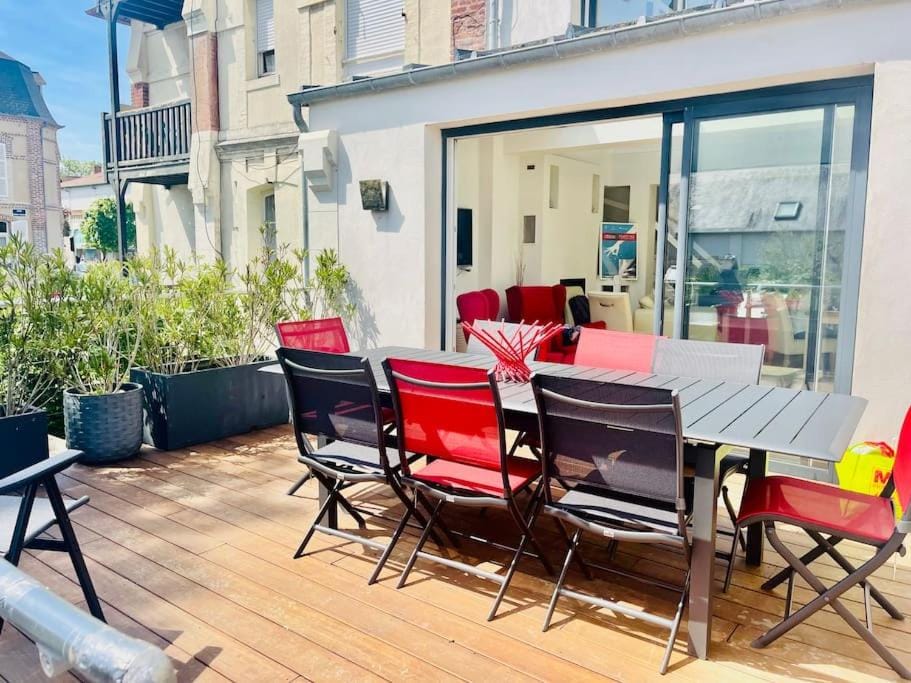 MAISON 4 CHAMBRES,JARDIN ET TERRASSE, proche mer,casino et place Morny Villa in Deauville