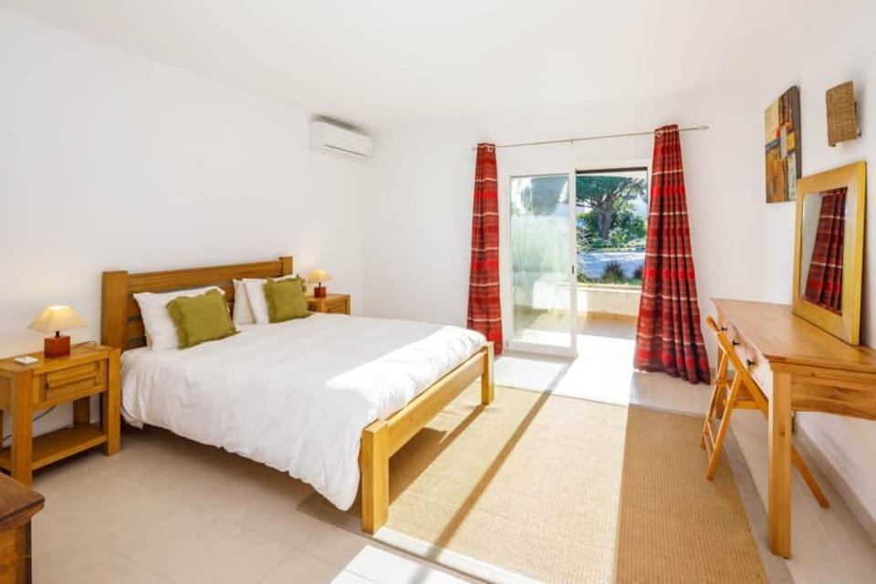 Townhouse Flores House in Quarteira
