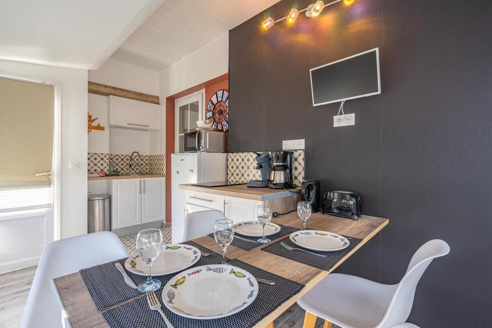 Property building, Kitchen or kitchenette, Living room