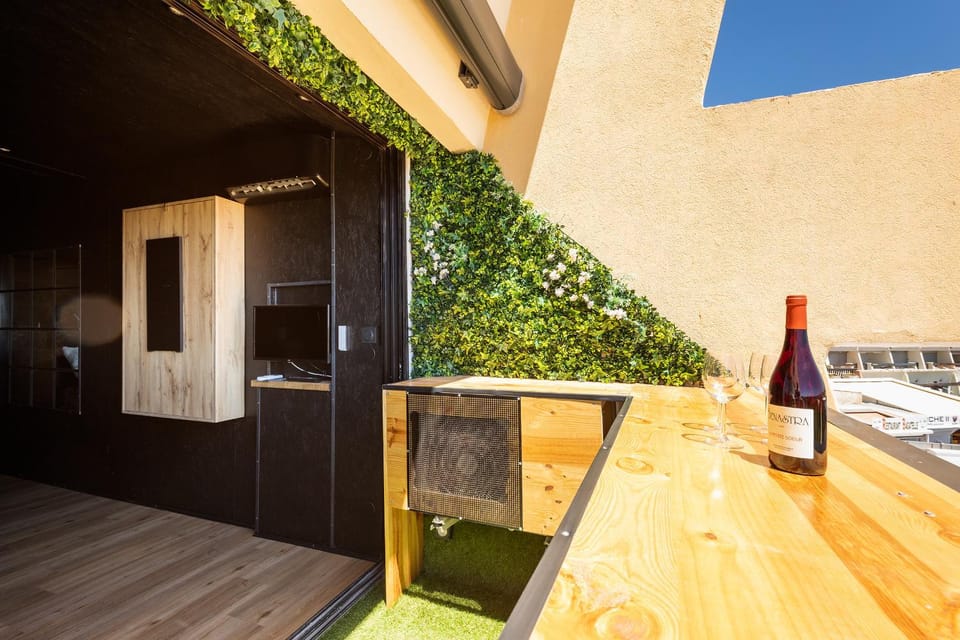 Balcony/Terrace, Food and drinks