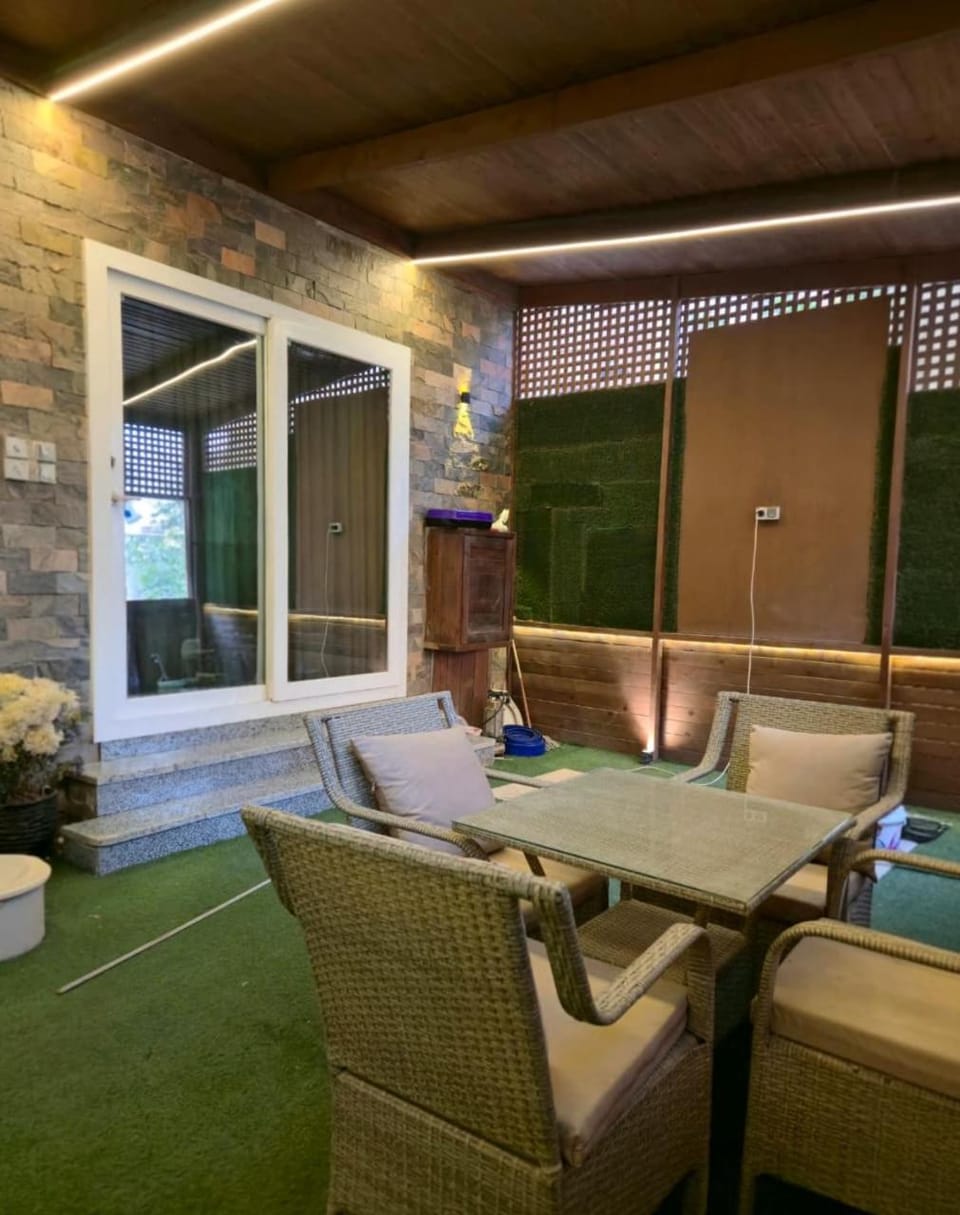 Garden, Seating area, Dining area