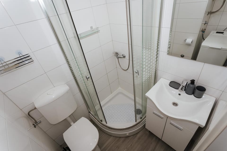 Shower, Toilet, Bathroom, towels