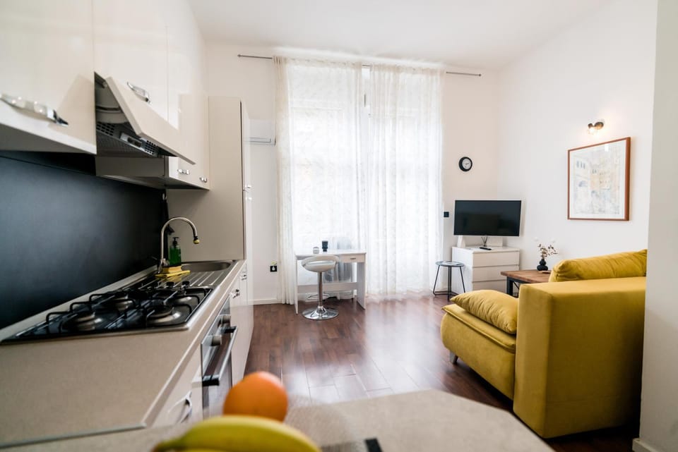TV and multimedia, Kitchen or kitchenette, Living room, Seating area