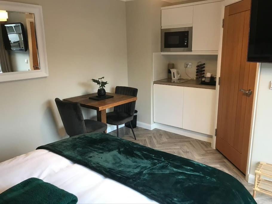 Bed, TV and multimedia, Coffee/tea facilities, Kitchen or kitchenette, Photo of the whole room, Dining area, Bedroom, oven