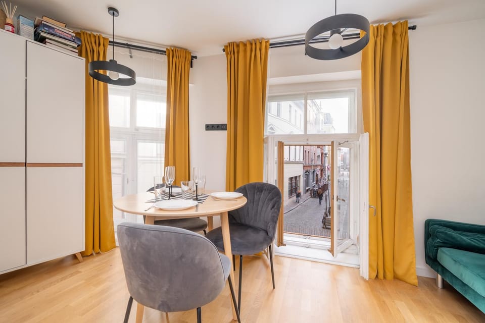 Kitchen or kitchenette, Living room, Seating area, Dining area