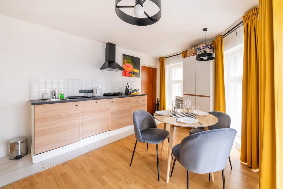 Kitchen or kitchenette, Dining area, stove
