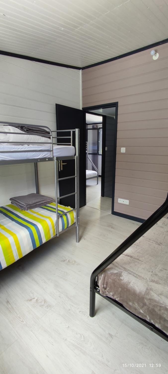 Bedroom, bunk bed