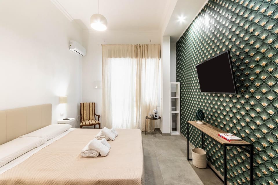 Bed, TV and multimedia, Photo of the whole room, Bedroom, towels