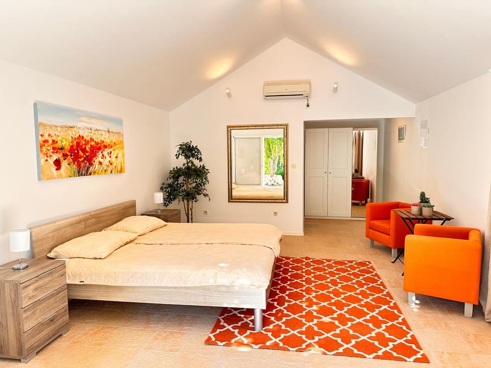Bed, Seating area, Bedroom, air conditioner