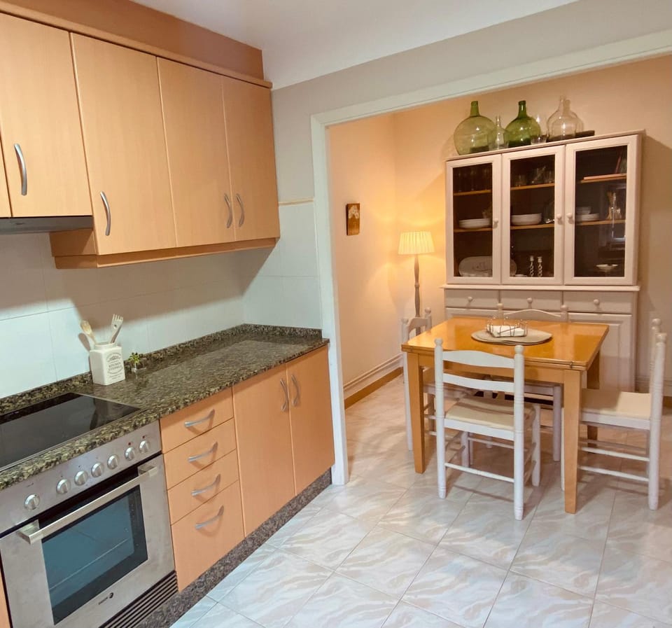 Kitchen or kitchenette, Dining area, oven, stove