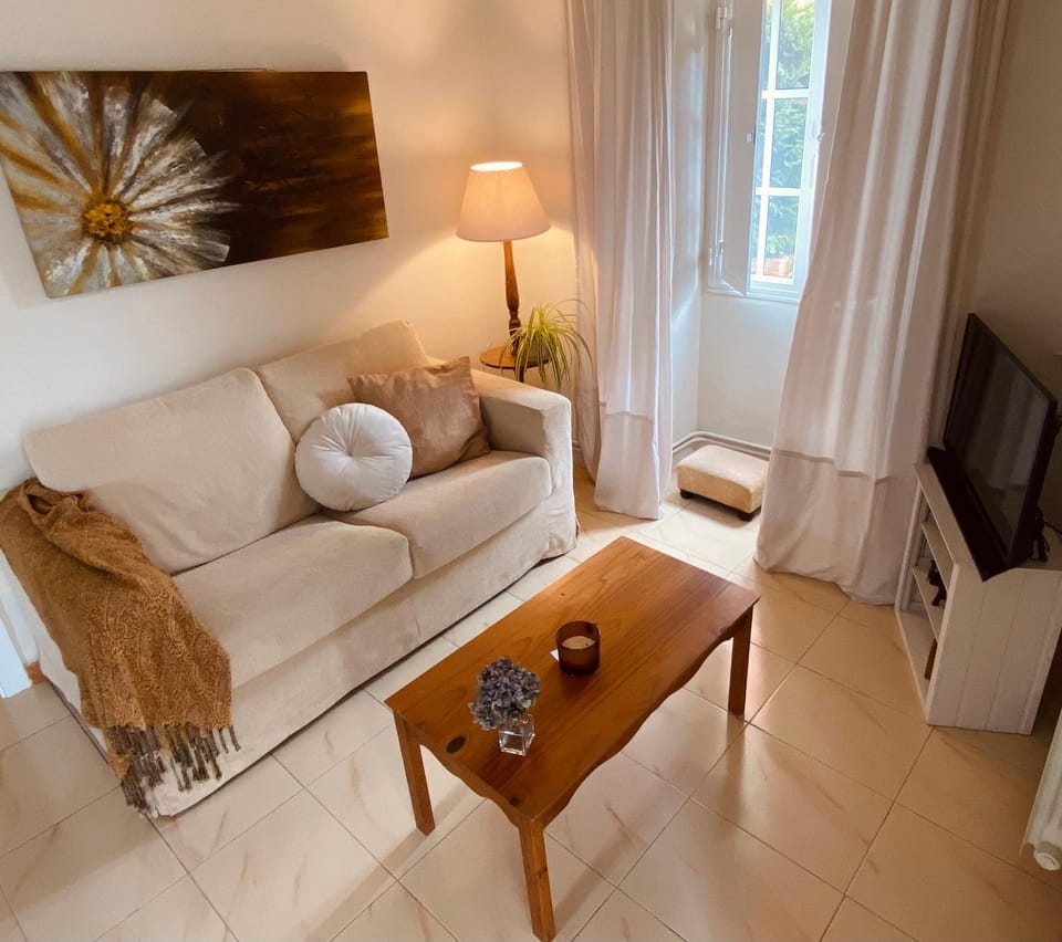 Communal lounge/ TV room, TV and multimedia, Seating area, Evening entertainment