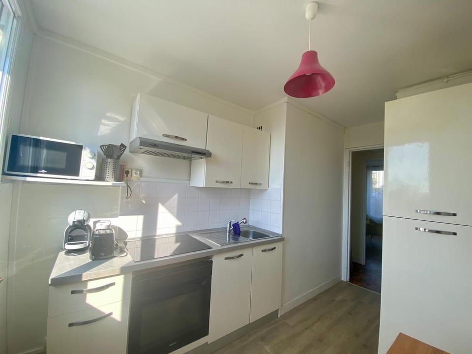 Coffee/tea facilities, Kitchen or kitchenette, oven, storage, stove, toaster, kitchen