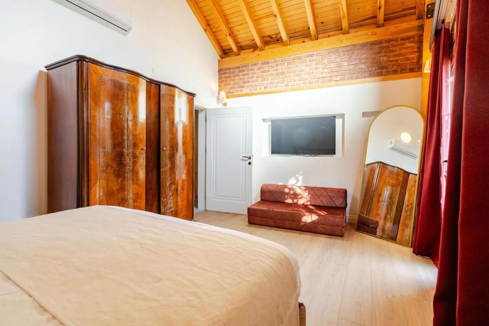 Bed, TV and multimedia, Bedroom, wardrobe