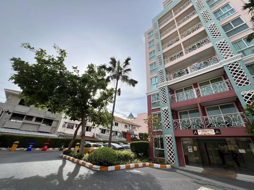 Property building, Neighbourhood, Location, Parking