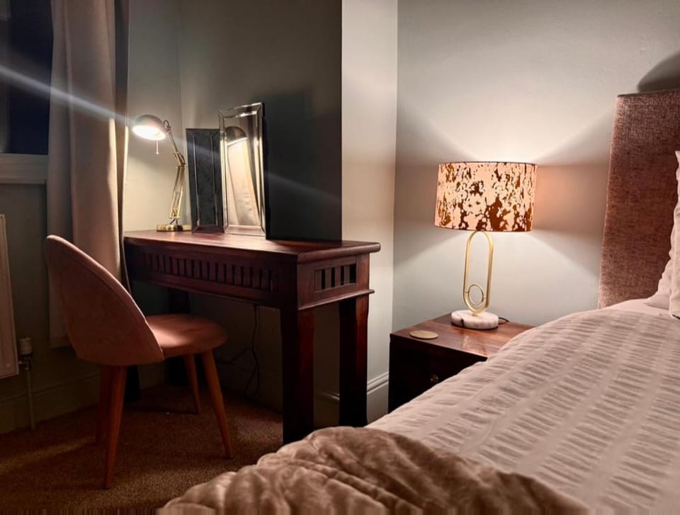 The Rose- Grd Floor, 2-5 Beds, SmartTV, Uni, Tram, M250 Fibre Apartment in Nottingham