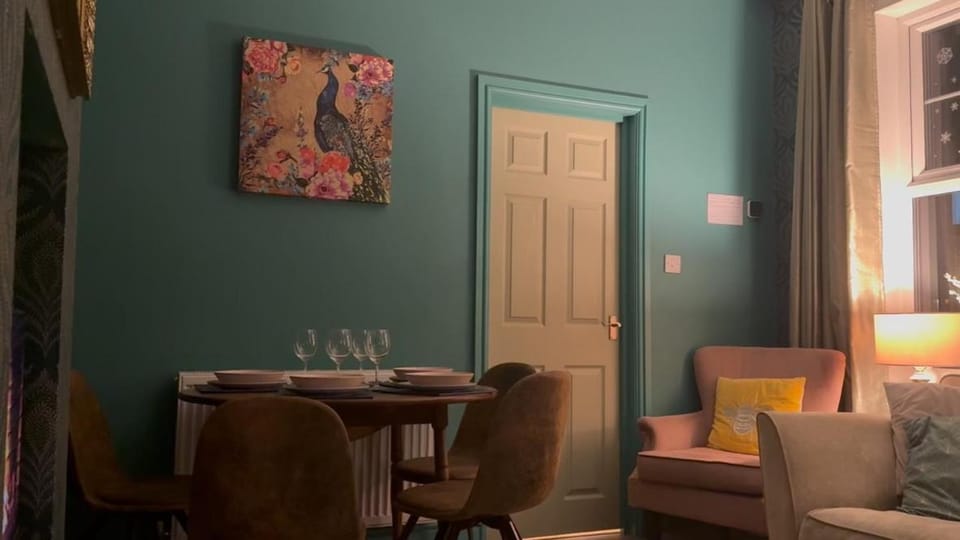 The Rose- Grd Floor, 2-5 Beds, SmartTV, Uni, Tram, M250 Fibre Apartment in Nottingham