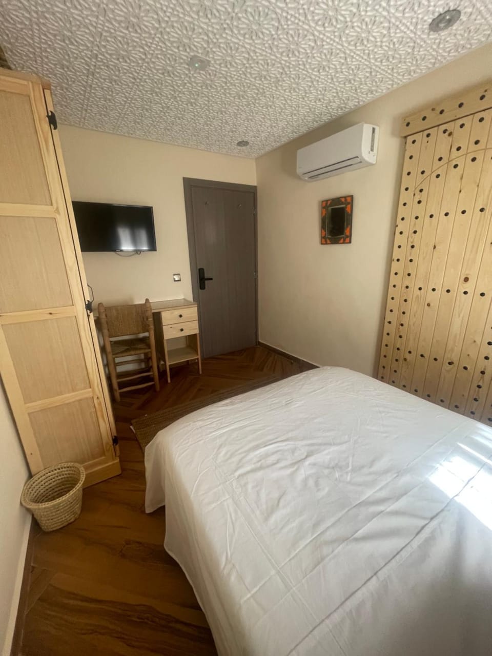 Bed, TV and multimedia, Photo of the whole room, Bedroom, wardrobe, air conditioner