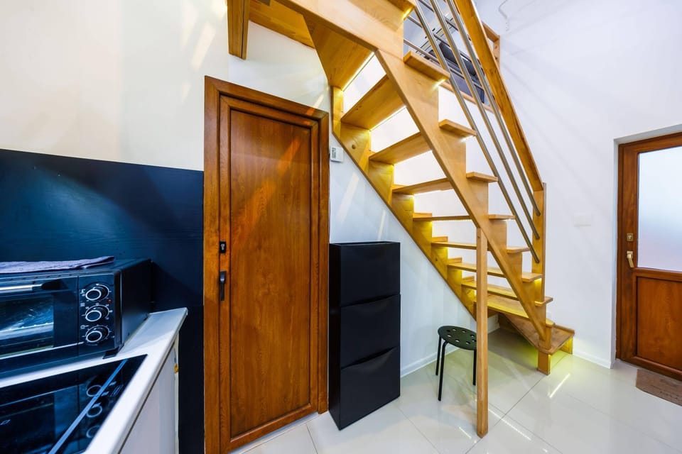 Kitchen or kitchenette, minibar, stove